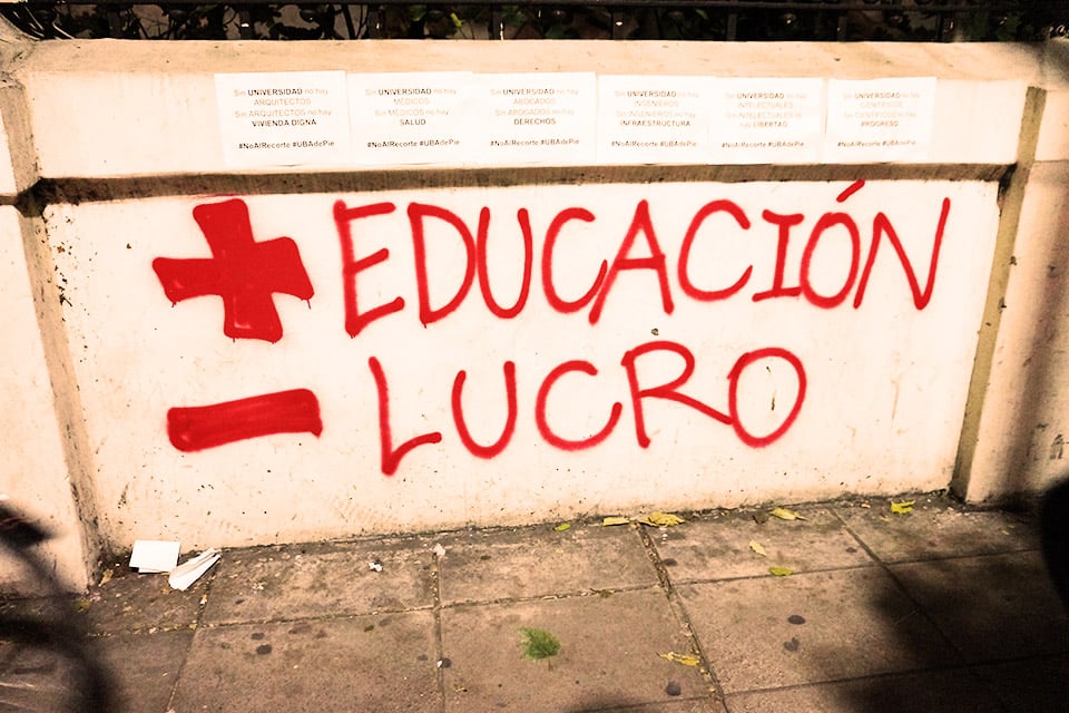 Docentes, científicos y estudiantes se movilizaron para apoyar la educación pública en Argentina