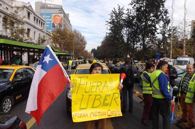 Taxis y colectivos «queman sus naves» y exigen que UBER y Cabify se vayan de Chile