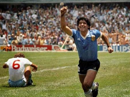 Se cumplen 30 años de la histórica victoria de Maradona y Argentina ante Inglaterra con camisetas improvisadas