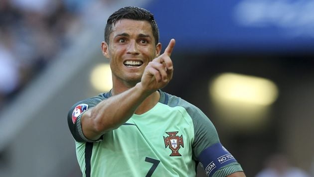 Cristiano Ronaldo marcó dos golazos, batió dos récords y clasificó a octavos de la Eurocopa