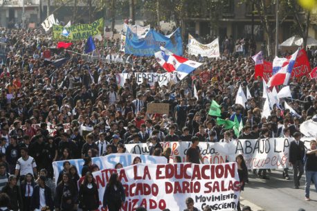 Estudiantes y parlamentarios piden bajar edad para votar