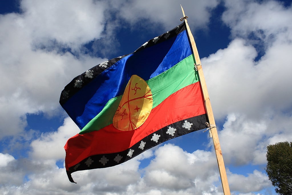 Municipios izaron la bandera mapuche en reconocimiento al pueblo originario