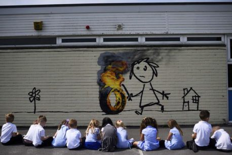 Auténtico nuevo mural de Banksy fue encontrado sorpresivamente en una escuela