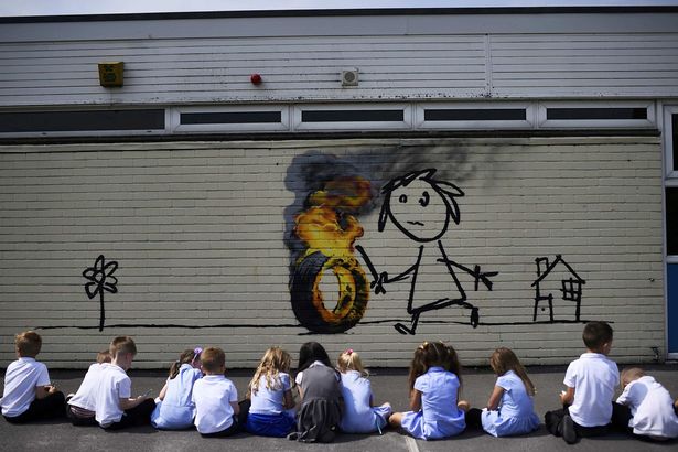 Auténtico nuevo mural de Banksy fue encontrado sorpresivamente en una escuela