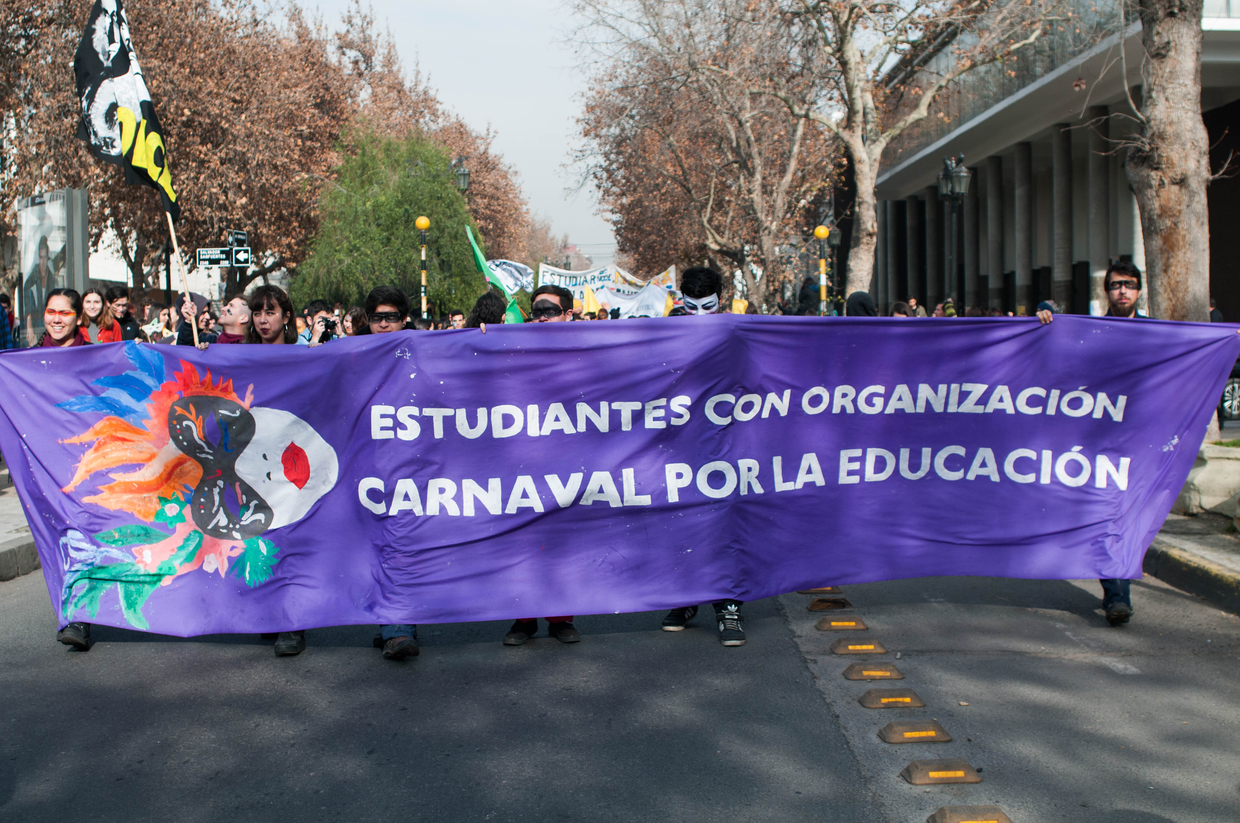 Estudiantes de universidades privadas realizan carnaval por la educación