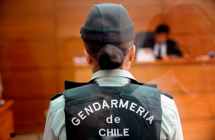 Contraloría exige pagar traslado de funcionaria de Gendarmería que denunció acoso