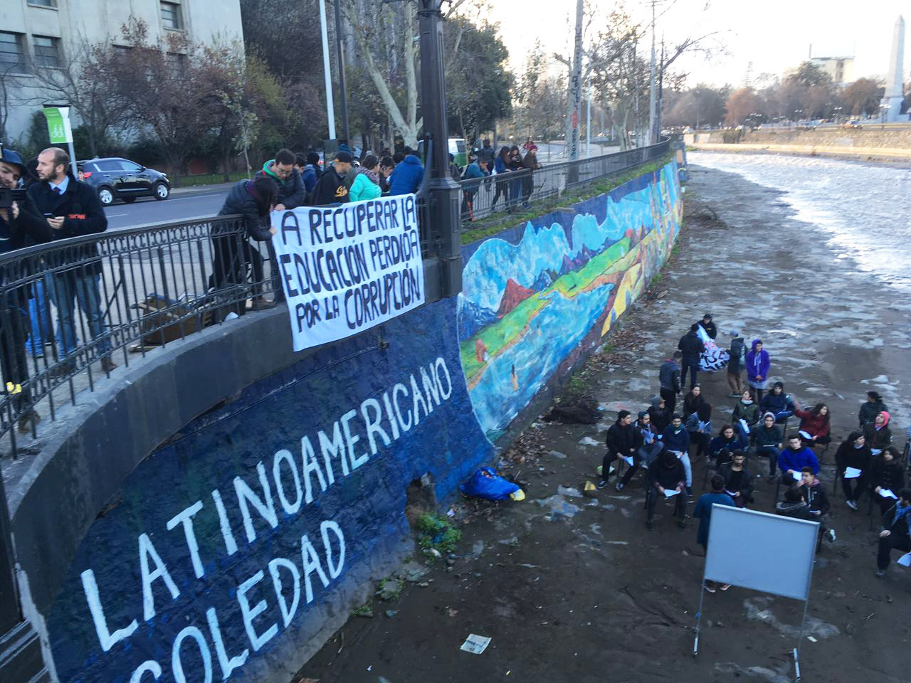 Estudiantes protestan con simbólica «sala de clases» en el Mapocho