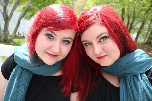 Buscaba un nuevo color de pelo por Internet y terminó encontrando a una chica idéntica a ella
