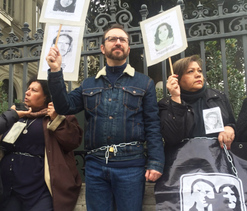 Punta Peuco: Familiares de detenidos desaparecidos se encadenan frente a los Tribunales de Justicia