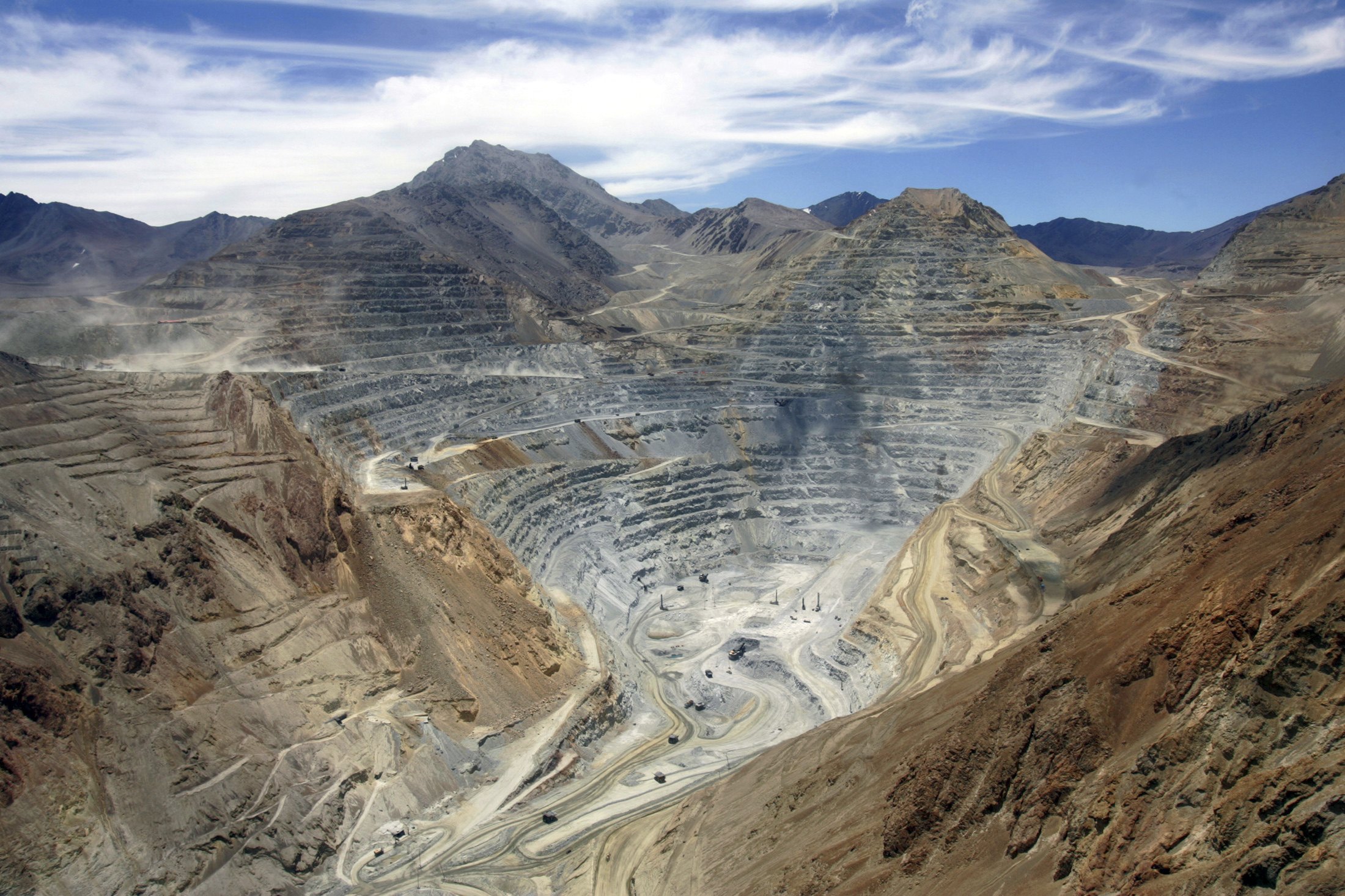 Minera de los Luksic creó un megabasurero de residuos mineros en suelo argentino