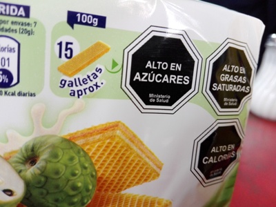 Piden al MINSAL eliminar figuras y caricaturas en alimentos rotulados ‘Altos en’