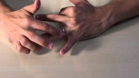 Estos son los mejores trucos para sacarte un anillo atascado de un dedo