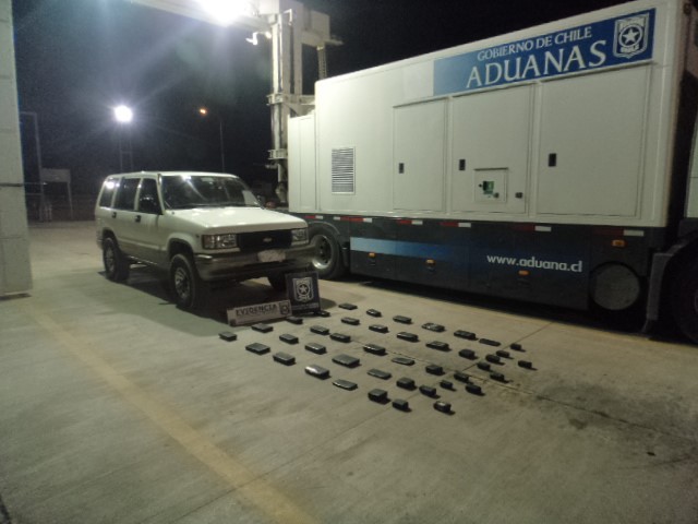 Aduanas incauta 30 kilos de cocaína en camioneta
