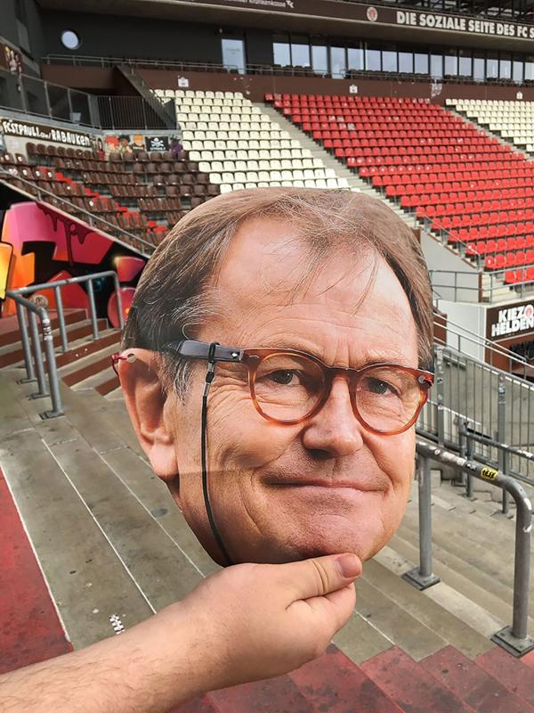 INSÓLITO: En Alemania suplantan a entrenador con una máscara para la foto oficial