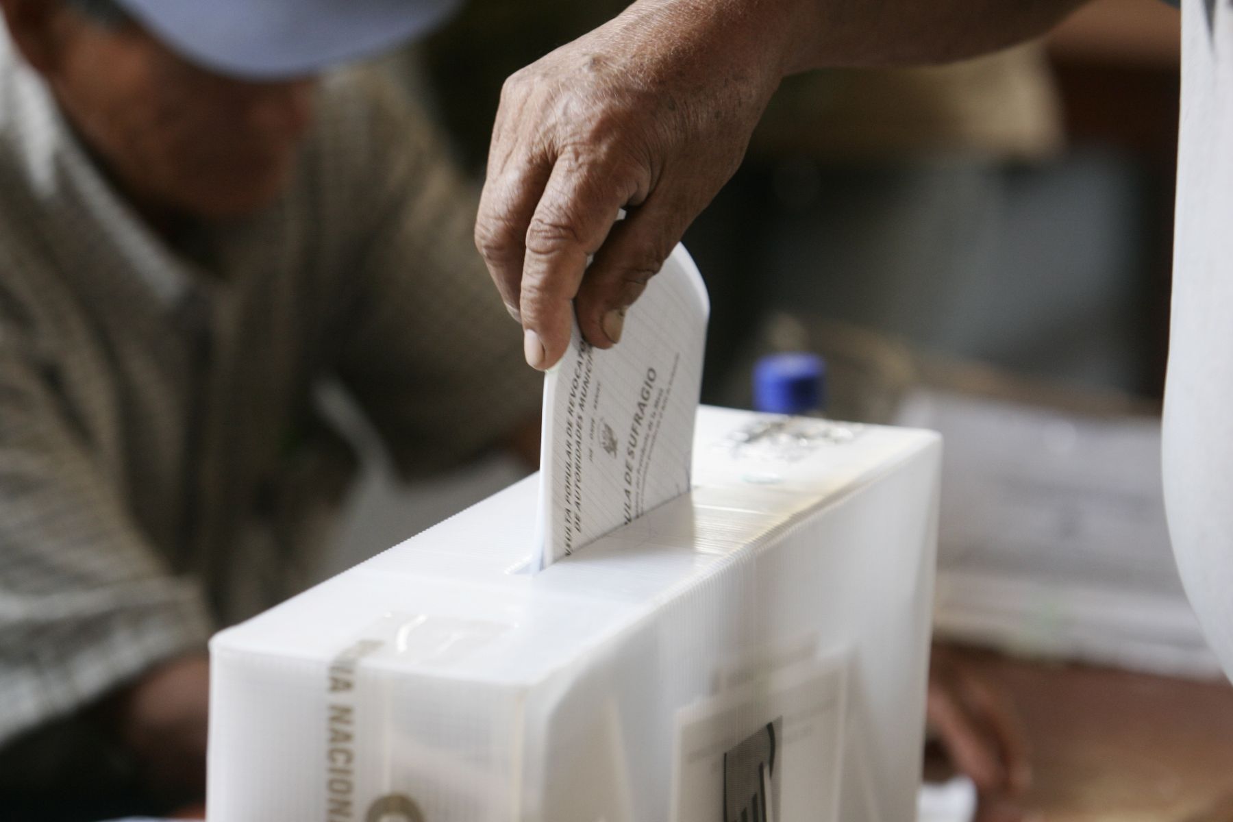 Votaciones en Perú concluyen a las 16 horas