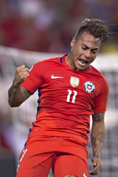 Madre de Eduardo Vargas sufre infarto pero el delantero permanecerá en Copa América