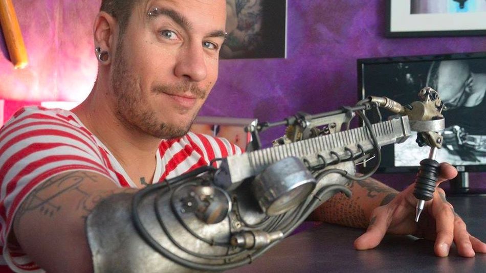 Joven tatuador ocupa su prótesis de brazo para dibujar
