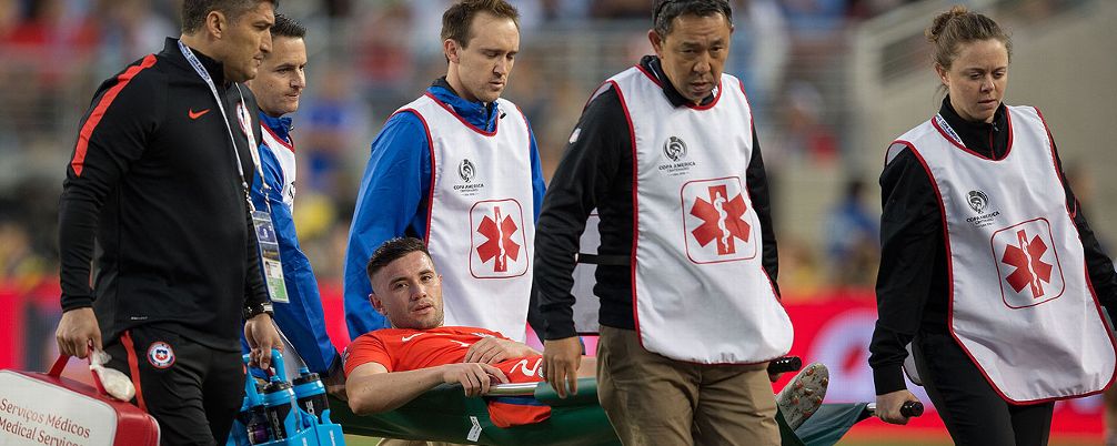 Lesión muscular de Eugenio Mena lo dejará fuera del resto de Copa América