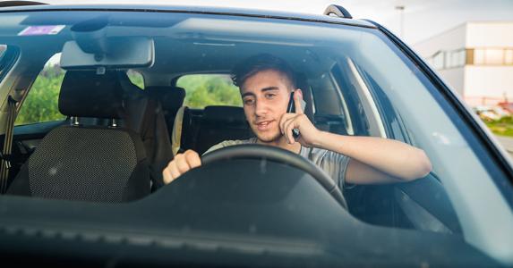 Nuevo estudio confirma el peligro de conducir hablando por teléfono