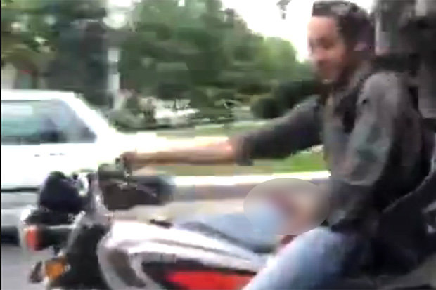 Hombre es grabado masturbándose sobre una motocicleta en plena carretera
