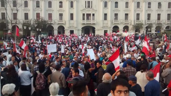Perú: Masiva marcha contra el fujimorismo