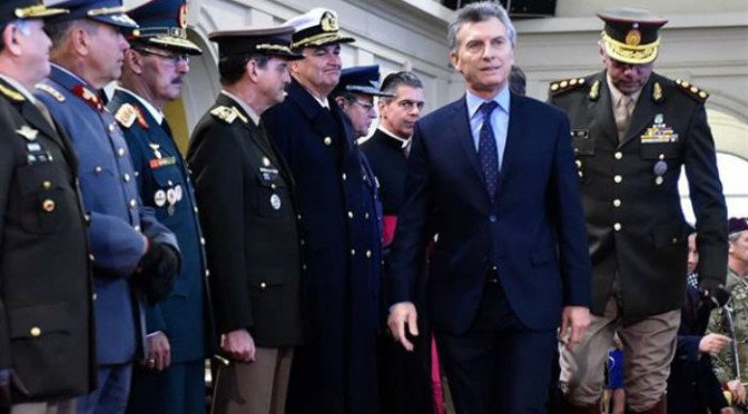Macri modificó un decreto clave del retorno a la democracia y le otorgó más poder a las Fuerzas Armadas