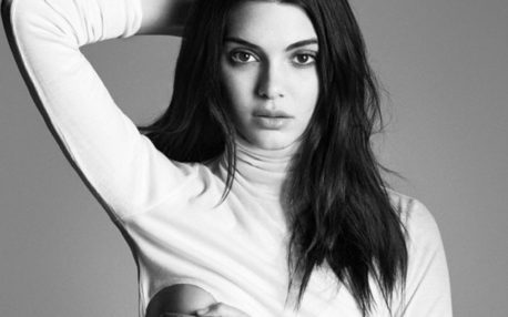 Kendall Jenner deja ver el ‘piercing’ de su pezón ‘casualmente’ mientras pasea con amigas