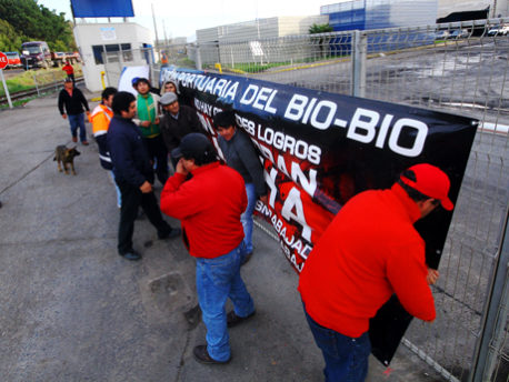 Trabajadores de Muelles de Penco suman dos semanas de paro por mejoras salariales