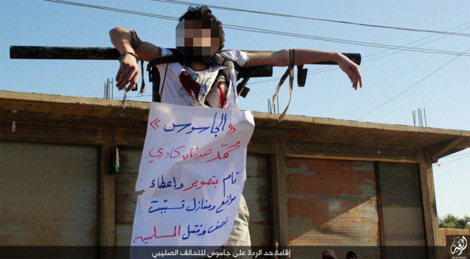 ISIS amedrenta crucificando a los enemigos de su régimen