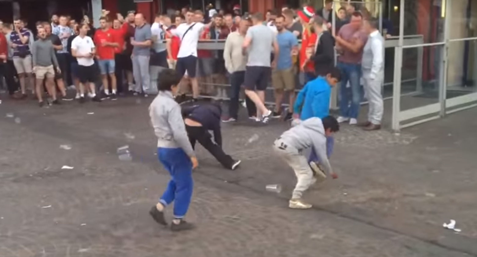 (Video) Hinchas ingleses humillan y denigran a niños gitanos en Francia