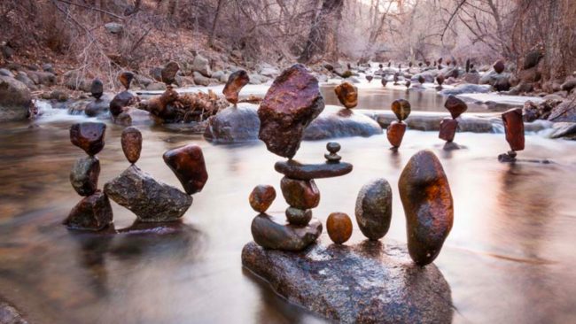 Este hombre balancea rocas y las transforma en arte