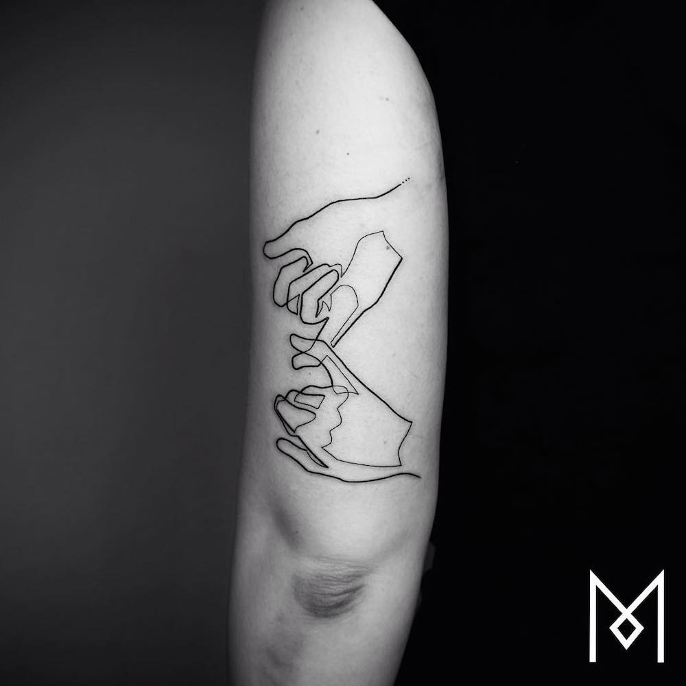Artista realiza tatuajes de una sola línea