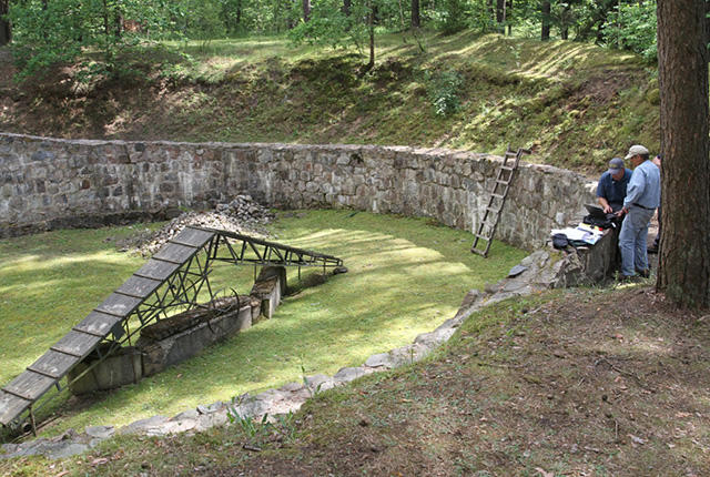Arqueólogos encuentran un túnel por donde escaparon víctimas del Holocausto en Lituania