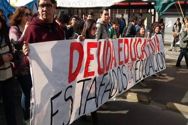 Movimiento Deuda Educativa y Camila Vallejo llaman a terminar con el CAE