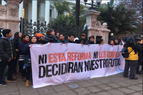 Estudiantes encadenados en ex Congreso: “Ni esta reforma ni los corruptos decidirán nuestro futuro»