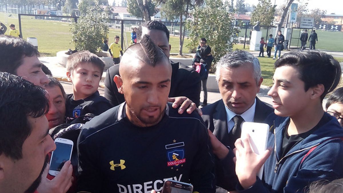 Vidal no olvida sus orígenes y convulsiona a Colo Colo: «Vine a ver a mis amigos y a mi papi”