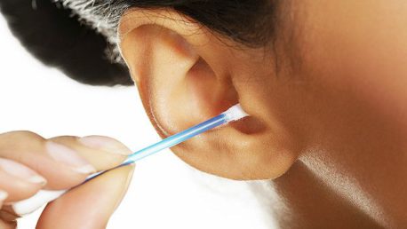 Limpiar tus oídos estarían dañando tu salud