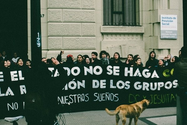 Estudiantes de la Alberto Hurtado entregan carta en el Mineduc por cierre irregular de semestre