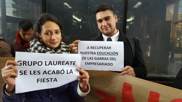 Estudiantes protestaron en oficinas de Laureate Chile