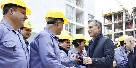 Argentina: Macri se ve obligado a fijar tope al aumento de gas