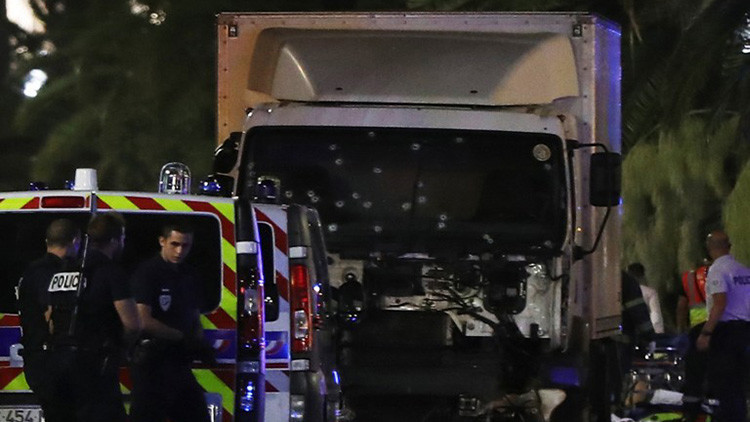 Fuertes imágenes: Primeros videos desde el lugar del atentado en Niza (18+)