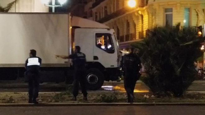 «Pensé que había perdido el control del camión, pero sacó un arma y empezó a disparar», el testigo que vio a los ojos al atacante de Niza