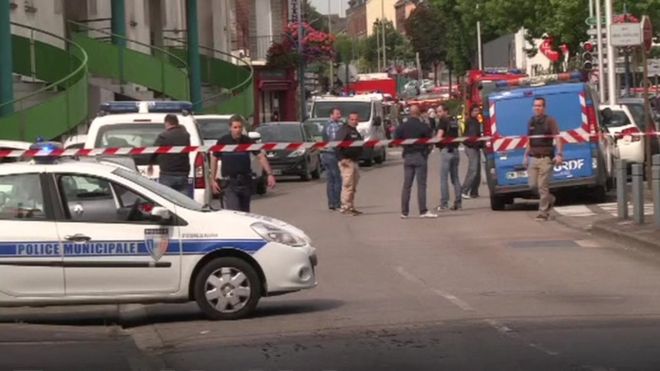 ÚLTIMA HORA: Mueren un cura y dos atacantes en toma de rehenes en una iglesia del noroeste Francia
