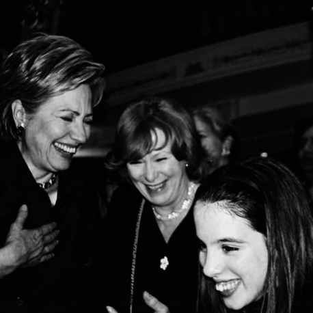 Nieta de Somoza hace campaña por Hillary Clinton