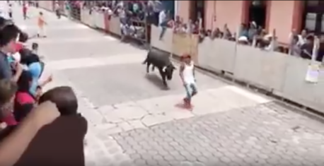 ¡Impactante! Toro cornea brutalmente a joven y lo lanza por los aires