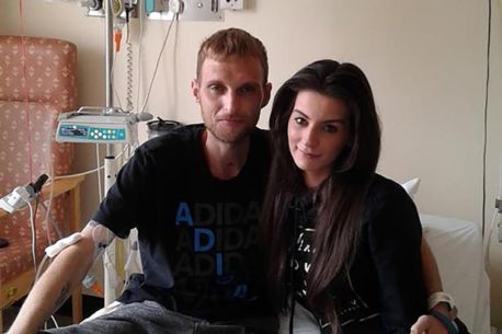 Después de tres meses en coma, este hombre despertó para hacerle una increíble pregunta a su novia