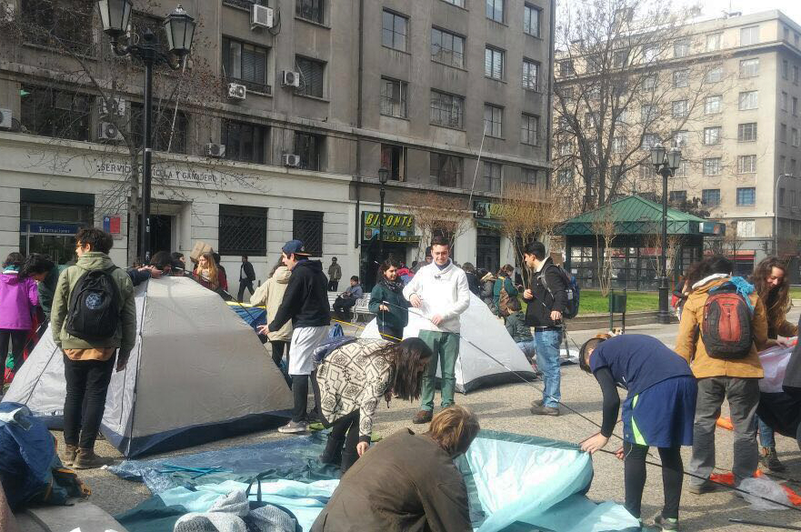 Estudiantes y organizaciones sociales instalan «campamento» frente a La Moneda