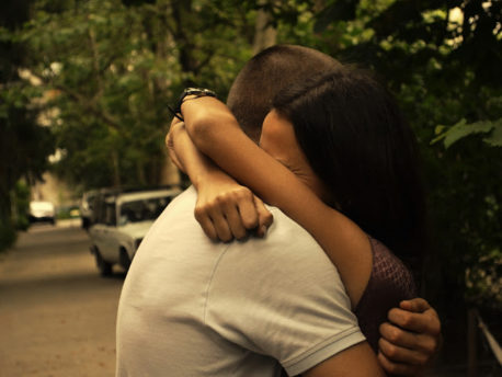 Filósofo expone las 10 diferencias entre estar enamorado y amar de verdad