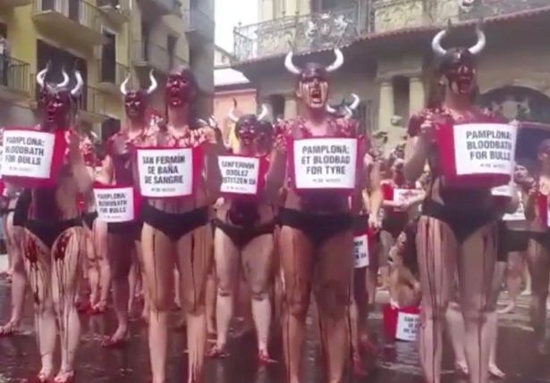 Semidesnudas y con ‘sangre’ en sus cuerpos jóvenes activistas protestan contra las corridas de toros