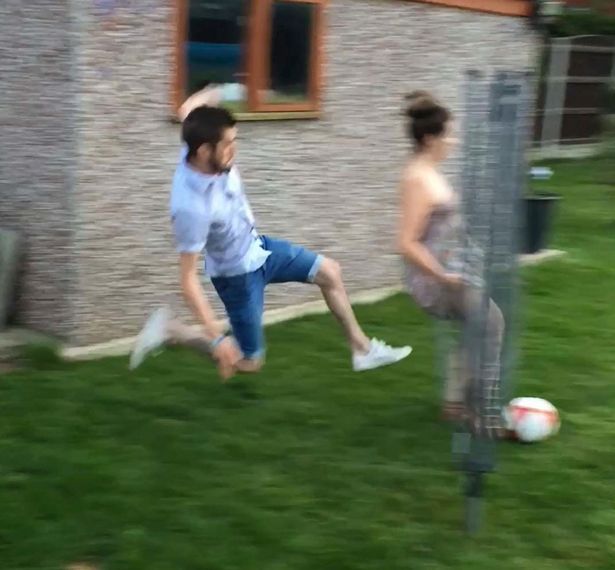 (VIDEO) Le estaba enseñando a jugar al fútbol a su novia, pero…